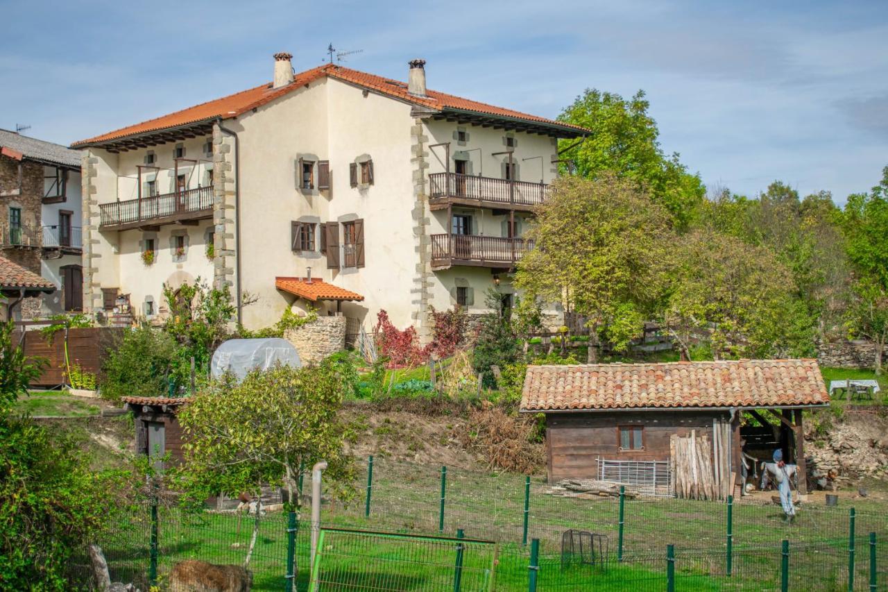 Casa Monaut, Acogedores Apartamentos A Los Pies De La Selva De Irati Saragueta Екстериор снимка